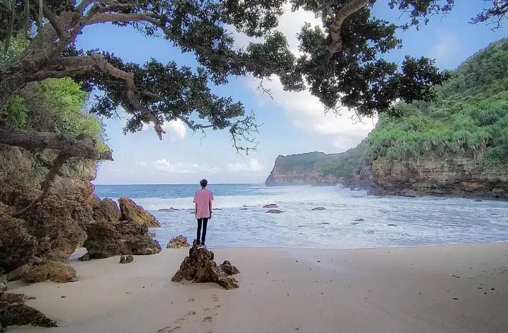 Spot Foto Menarik di Pantai Ngetun Spot Foto Menarik di Pantai Ngetun
